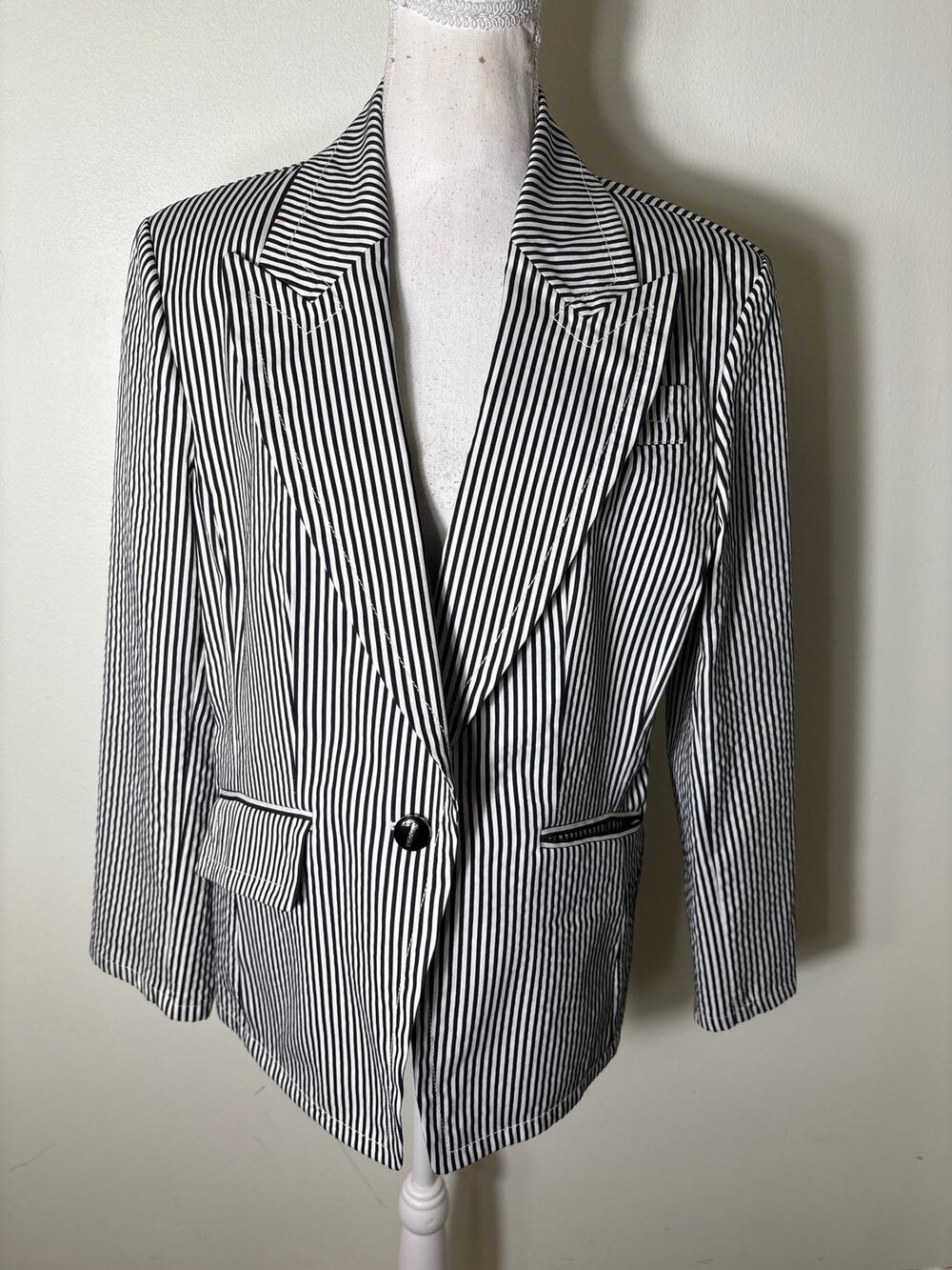 St. John Black and White Stripe Long Sleeve Blazer Sz 14